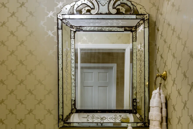Custom Mirrors: A Guide to Maximizing Space and Style in Your Bathroom
