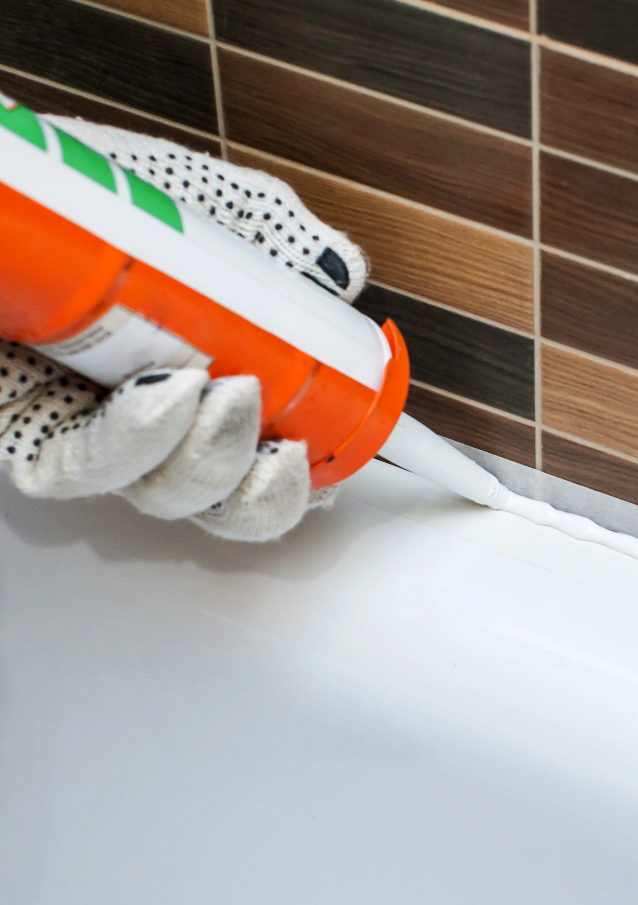 Sealing the bathroom with silicone sealant